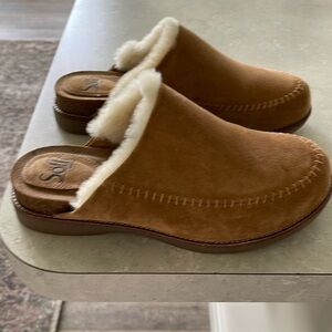 Soft suede shoes with shearling inside
